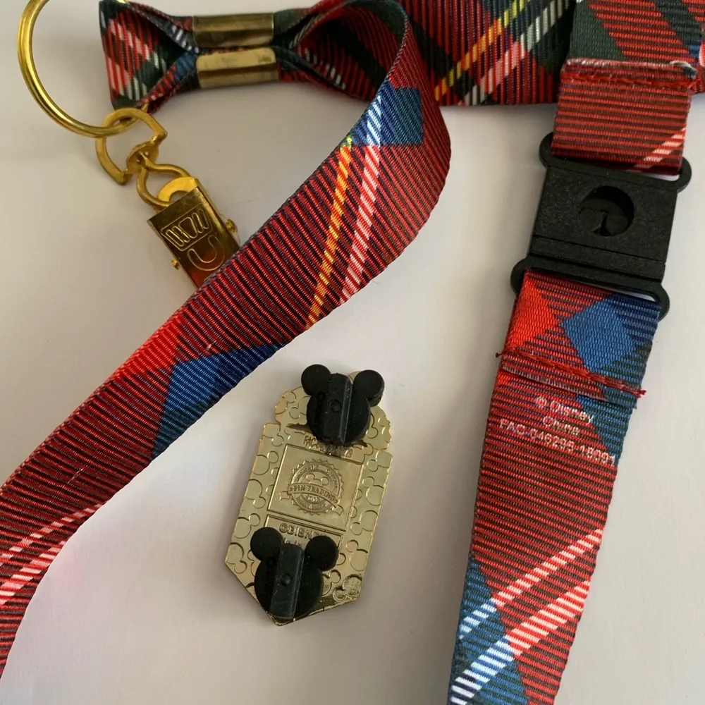 Disney VIP Tours - VIP lanyard medal - Picture 2 of 15